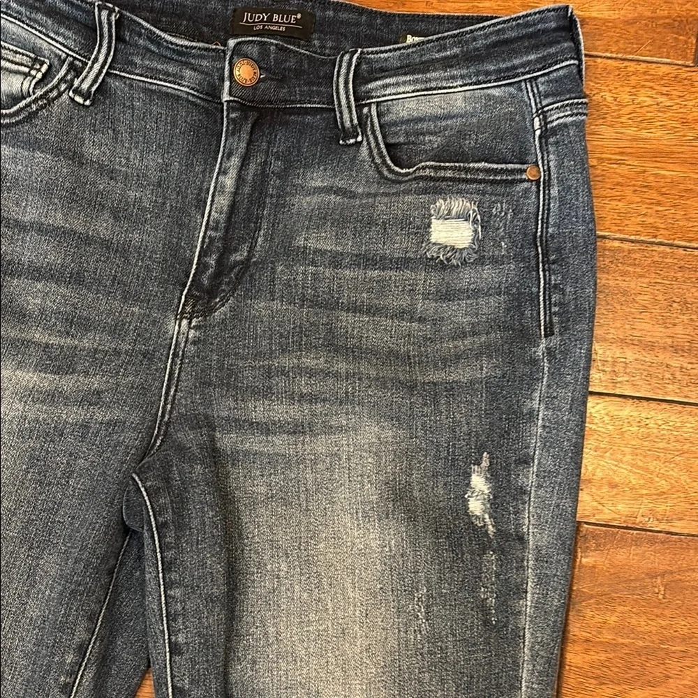 Judy Blue boyfriend fit distressed jeans 9/29 - Picture 3 of 8